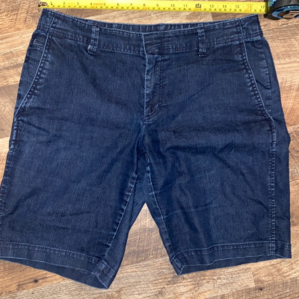 Like new! Reduced! GAP Bermuda Dark Wash, Longer Shorts Size 12 Casual Spring